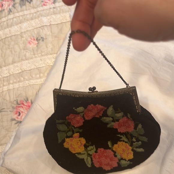 Antique embroidered small flower pattern purse with chain - Picture 4 of 9